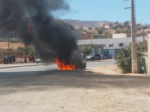 حريق يحول سيارة أحد المواطنين الى كومة من حديد على الطريق الرابطة بين إمزورن و الحسيمة 