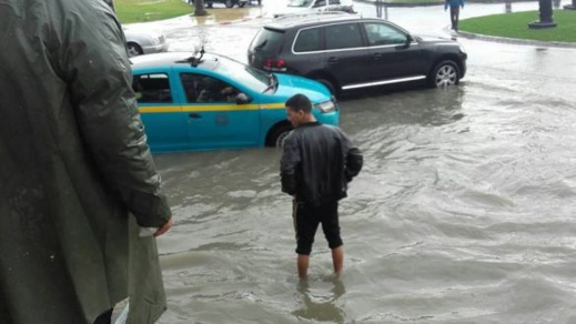 بالصور: ثلاث ساعات من هطول الأمطار تُغرق مدينة طنجة تحت سيول المياه الجارفة