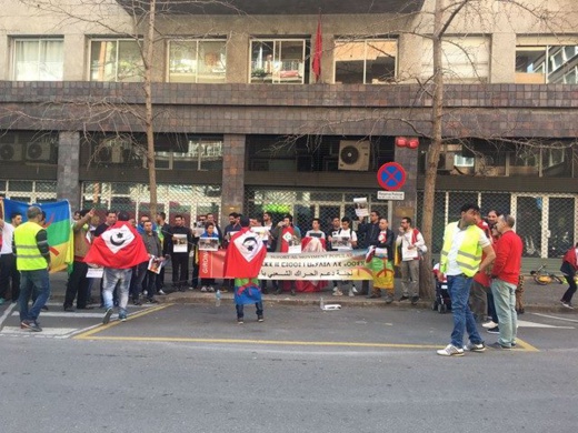 نشطاء لجنة دعم الحراك الشعبي يخوضون وقفة تضامنية أمام قنصلية المغرب بخيرونا