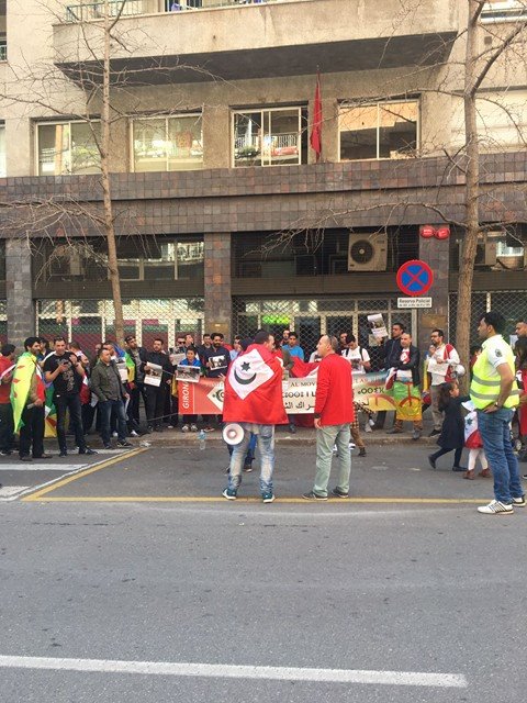 نشطاء لجنة دعم الحراك الشعبي يخوضون وقفة تضامنية أمام قنصلية المغرب بخيرونا