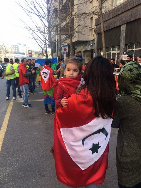 نشطاء لجنة دعم الحراك الشعبي يخوضون وقفة تضامنية أمام قنصلية المغرب بخيرونا