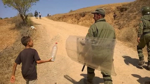 صور مثيرة لطفل يمد عنصرا أمنيا بقارورة ماء خلال مسيرة تماسينت تشد أنظار مرتادي الفايسبوك