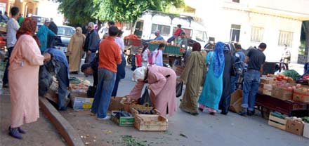 ساكنة حي لعري الشيخ بالناظور تستنكر فوضى الباعة المتجولين