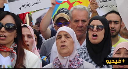 في أول ظهور لها بعد إصابتها بالسرطان.. شاهد ما قالته والدة ناصر الزفزافي في مسيرة اليوم بالدار البيضاء