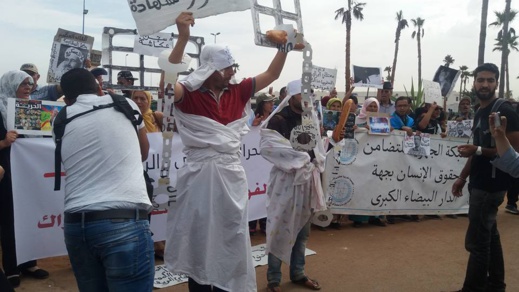 بالصور.. محتجون يطنطنون أمام سجن "عكاشة" بالبيضاء تضامنا مع معتقلي حراك الريف