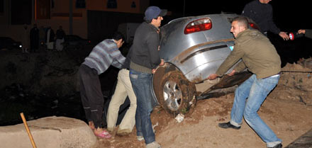 سقوط سيارة بواد بحي عاريض بسبب إنعدام الإنارة العمومية