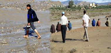 امرأة حامل تضع مولودها على جانب النهر بجماعة امطالسة