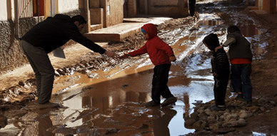 ساكنة جماعة إحدادا تشتكي أضرار شبكة الصرف الصحي وفعاليات جمعوية ترصد خروقات الأشغال