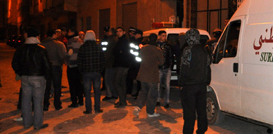 سكان حي لعراصي بالناظور يحتجون أمام عمارة تأوي العاهرات ويطالبون بتدخل السلطات الأمنية