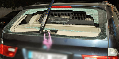 شباب مدججين بالسلاح الأبيض يهاجمون سيارة أحد المواطنين بلعري الشيخ بالناظور