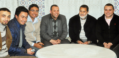 الزملاء الإعلاميين بالناظور في زيارة إلى السيد عبد المنعم شوقي للاطمئنان على وضعيته الصحية