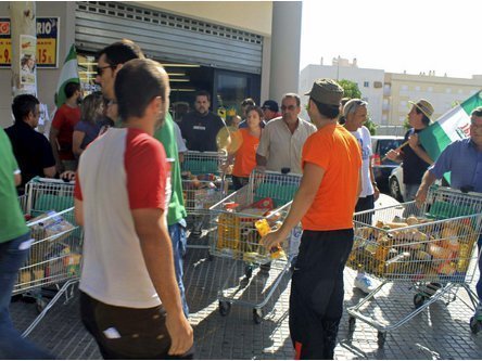 اقتحام المراكز التجارية في مواجهة الجوع بإسبانيا