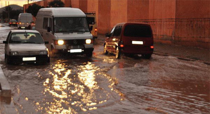 انسداد أنابيب الصرف الصحي بزايو يسبب في فيضان ويخنق حركة المرور