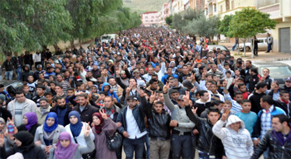 أزيد من 15 ألف من ساكنة زايو يشاركون في مسيرة تاريخية ويطالبون بسراح معتقلي 02 مارس