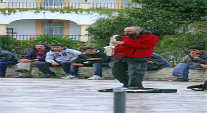 الإسبان يتسولون بطريقة حضارية ومؤدبة، بمدينة طنجة