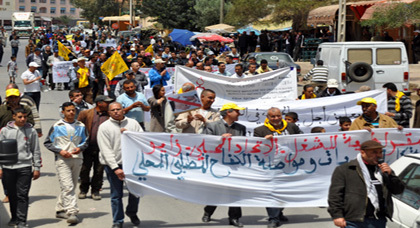 مسيرة فاتح ماي بزايو تطالب بمحاسبة المفسدين والمتورطين في أحداث 02 مارس