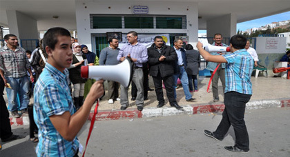 حناجرٌ ناظوريّة تطالبُ برحيلِ الوردي مِـنْ وزارةِ الصحّة أمام المستشفى الحسني