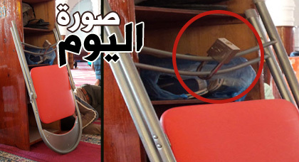 صورة اليوم : مصلي يغلق كرسيا خاصا به بقفل لمنع استعماله من طرف غيره