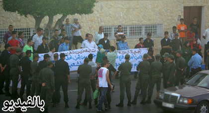 معطلو الناظور يخوضون شكلا نضاليا جديدا وقوات الأمن تحاصر مسيرتهم الاحتجاجية