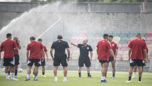 مدرب المنتخب الجزائري يسمح للاعبيه بالإفطار في نهار رمضان