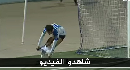 لاعب حسيمي ينزع سرواله تعبيرا عن  فرحته بتسجيل هدف ضد الخصم