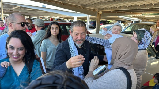 صور.. المئات بمليلية المحتة يستقبلون أبرشان بعد عودته من السجن مرتديا وشاح فلسطين