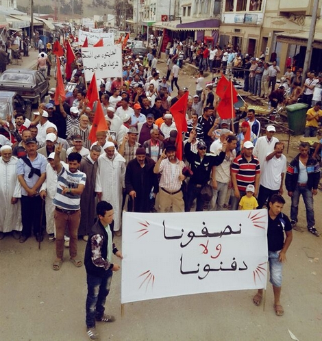 إضراب عام و مسيرة حاشدة نصفها من النساء تشل الحركة التجارية بتلا رواق نواحي الحسيمة لهذا السبب 