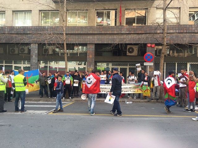 نشطاء لجنة دعم الحراك الشعبي يخوضون وقفة تضامنية أمام قنصلية المغرب بخيرونا