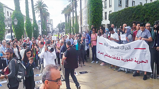 بالصور.. الرباط تعيش على وقع احتجاج عارم يطالب بالسراح الفوري لمعتقلي حراك الريف