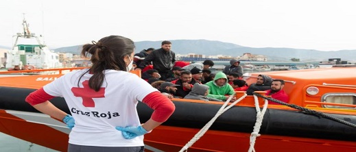 الحرس المدني الإسباني ينقذ 13 مهاجرًا ريفيًا قبالة السواحل الأندلسية
