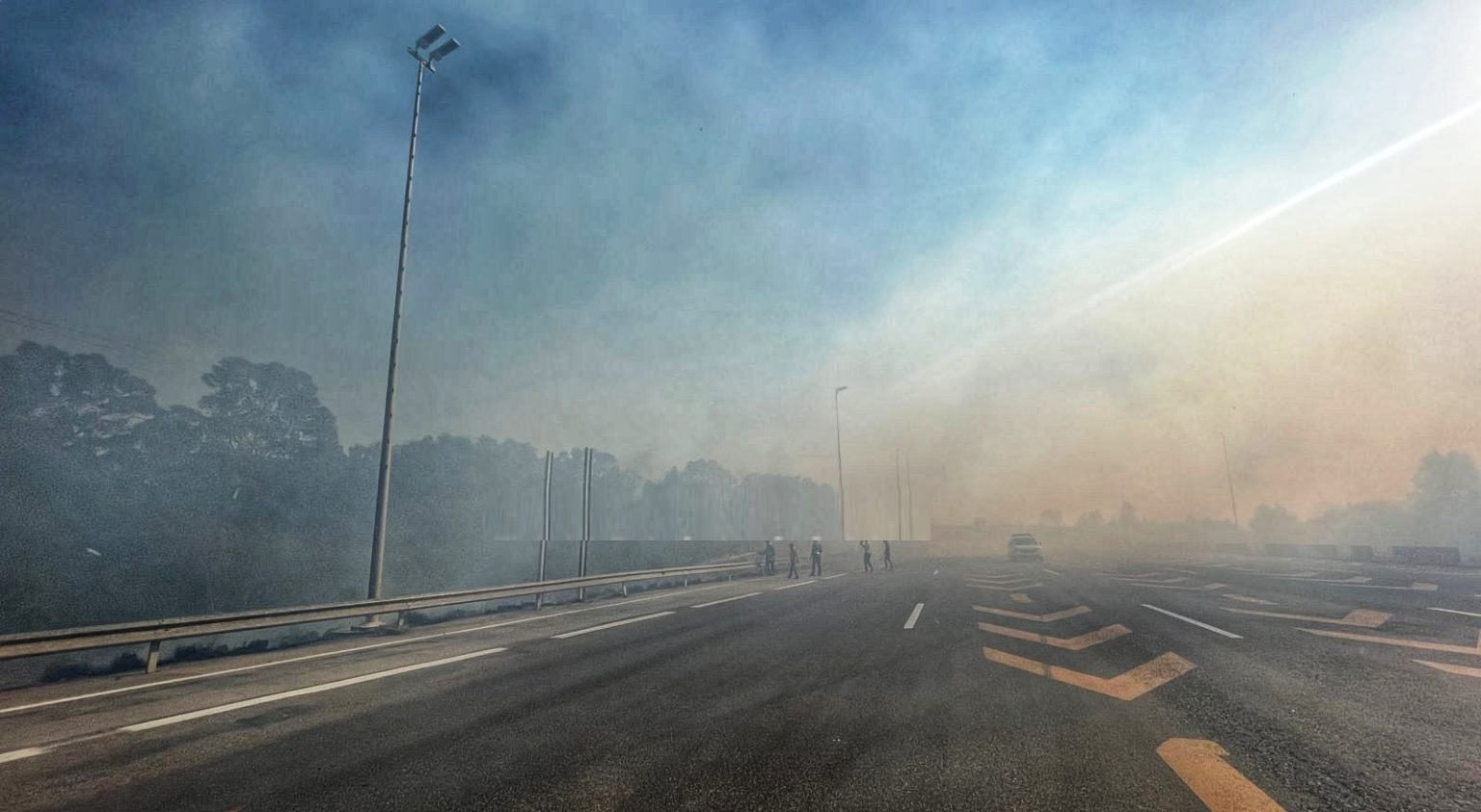 اندلاع حريق ضخم بمدخل الطريق السيار شمال المغرب والرياح القوية تساهم في انتشار النيران