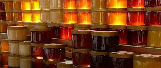 مداهمة مصنع سري للعسل ومصادرة كميات فاسدة موجهة للمواطنين