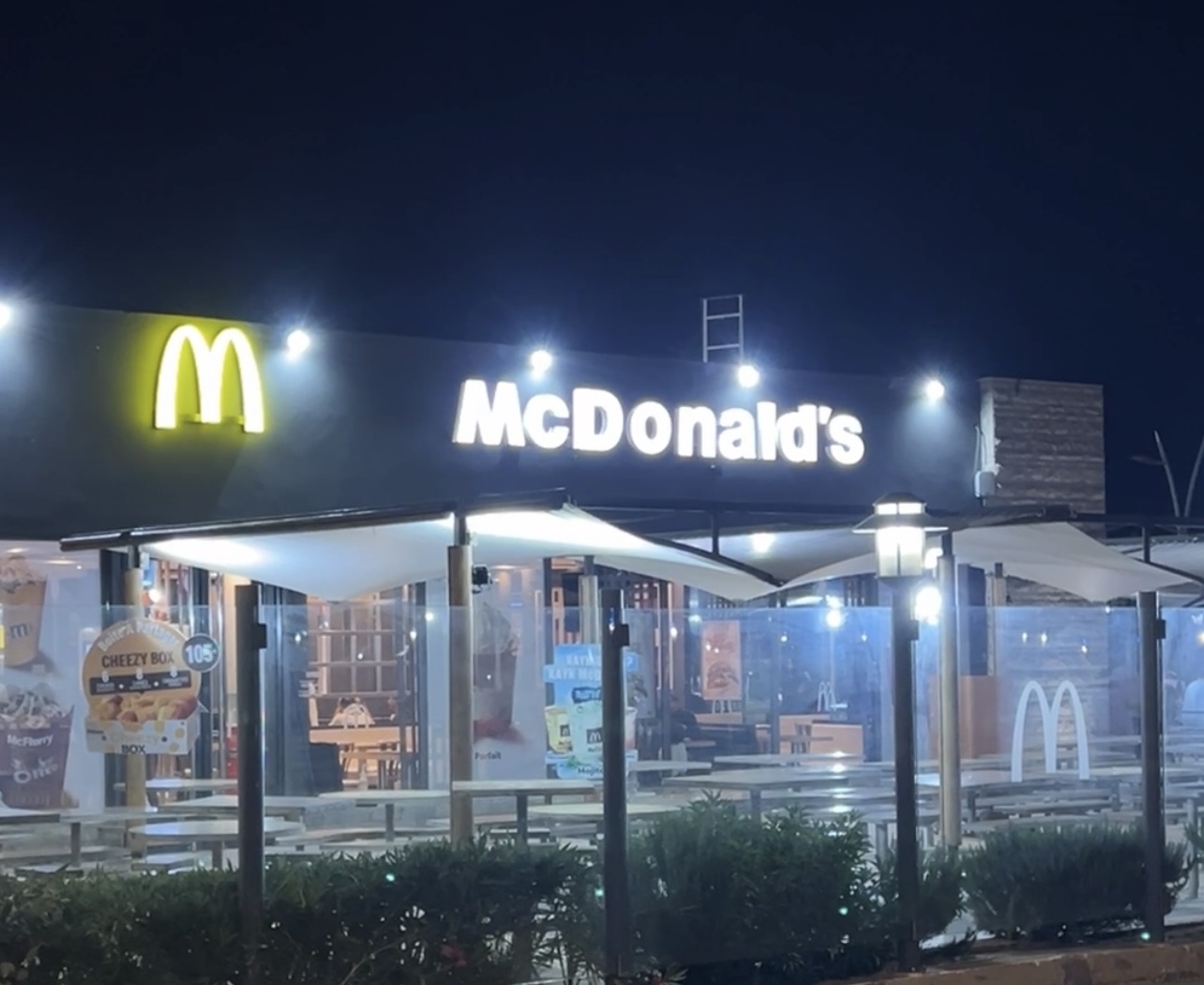 اعتقال شاب من داخل "ماكدونالدز" الناظور بعد دعوته المواطنين لمقاطعة المطعم الأمريكي