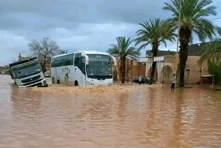 منح مساعدات مالية بقيمة 140 ألف درهم و80 ألف درهم للسكان الذين هدمت مساكنهم ‎جراء فيضانات الجنوب الشرقي