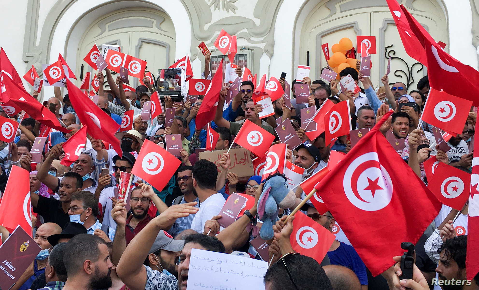 بوصوف يكتب: تونس.. هل تعيش "الانقلاب الأبيض"  على الديمقراطية؟