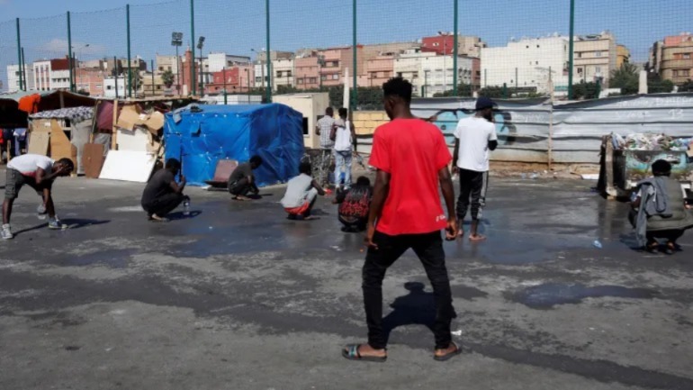 مسؤول إسباني يدعو إلى إنشاء مراكز لإيواء المهاجرين السريين في المغرب