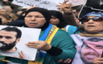 معتقل حراك الريف نبيل أحمجيق يعانق والدته قبل إجراء عملية جراحية