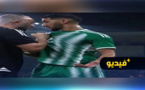 مباشرة أمام الكاميرات.. مدرب منتخب الحزائر يهم بضرب أحد لاعبيه